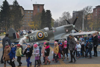 Model letounu Spitfire na hlavní třídě v Ostravě-porubě