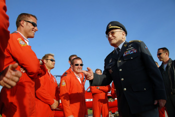 Generál Zdeněk Škarvada vítá na ostravském letišti britské letce legendární skupiny Red Arrows (září 2006)