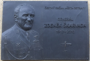 Pamětní deska generála Zdeňka Škarvady na Základní škole generála Zdeňka Škarvady v Ostravě-Poruba.