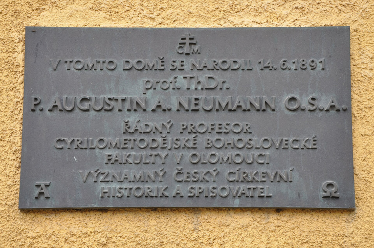 Pamětní deska na na rodném domě č. p. 23