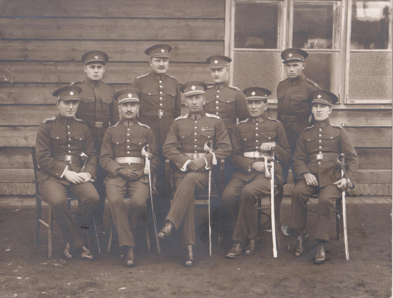 Plukovník gšt. Jiří Jaroš (sedící uprostřed) s poddůstojníky 24. p.pluku, Frant. Konrád sedící první zprava