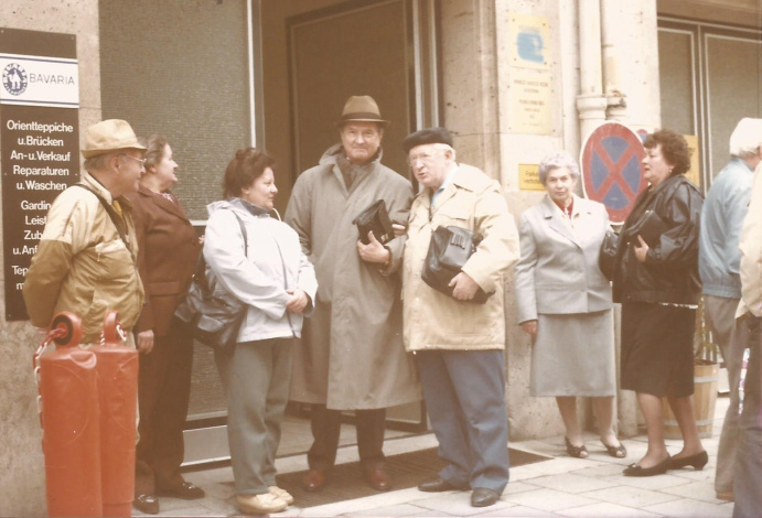 Mnichov - uprostřed MUDr. Kašpárek s dp. Kšicou, vlevo v klobouku pan Podlipný  